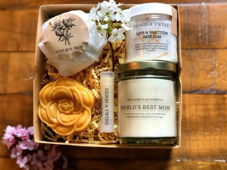 Christmas Spa Gift For Mom, Self-Care Spa Set For Mom, Best Mom Spa Gift  Basket, Spa Kit For Mom with Bath Bomb, Handmade Soap, Body Lotion, Mom Spa