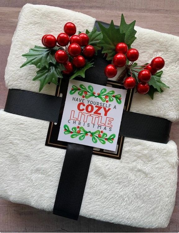 https://storage.googleapis.com/loveable.appspot.com/medium_Blanket_Christmas_Neighbor_Gifts_6b468bec43/medium_Blanket_Christmas_Neighbor_Gifts_6b468bec43.jpg