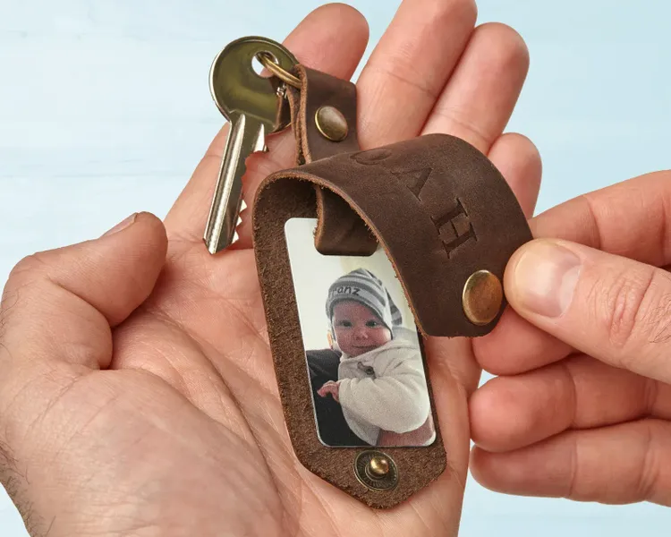 https://storage.googleapis.com/loveable.appspot.com/medium_Engraved_key_holder_cb93c0c6b1/medium_Engraved_key_holder_cb93c0c6b1.webp