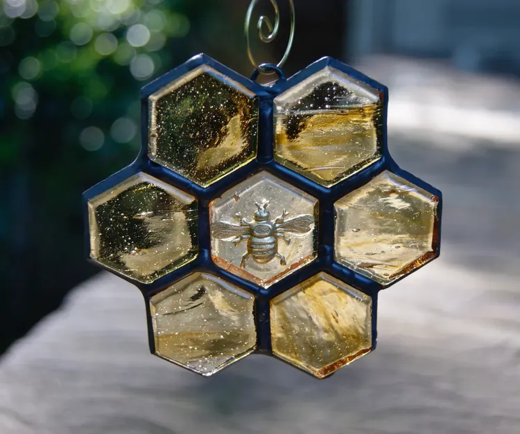 Stemless Wine Glass with Honeycomb Motif & Gold Embellishment