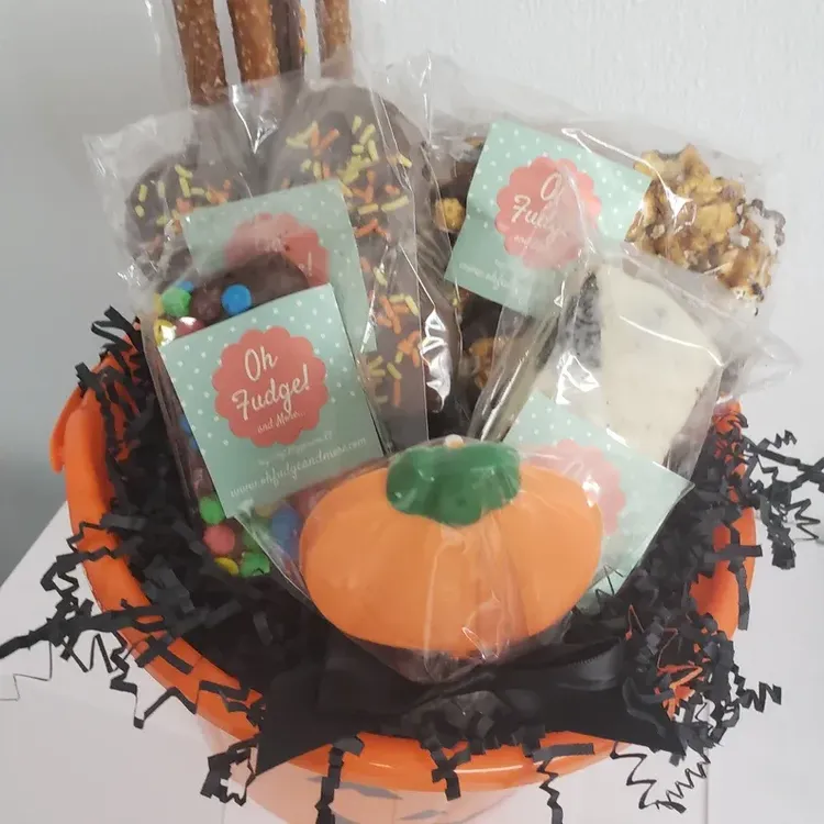 Halloween Gift Box, Halloween Birthday Gifts for Adult, Halloween Treat  Teacher, Spooky Gifts, Halloween Candy Basket, Candle and Soap Set 