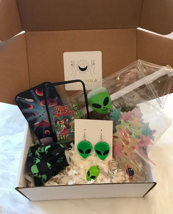 https://storage.googleapis.com/loveable.appspot.com/medium_alien_theme_gift_box_49d6367ca6/medium_alien_theme_gift_box_49d6367ca6.jpg