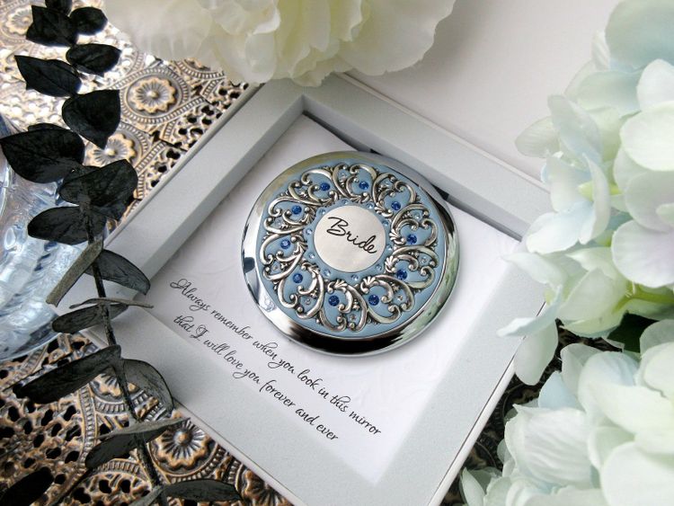  Compact Mirror with Monogram Initial Pocket Mirror Bachelorette  Bridesmaid Gift (Silver, Initial: M) : Beauty & Personal Care