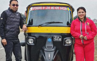 Muna med sin egen tuk-tuk, sponsrad av Love and Hope Sweden