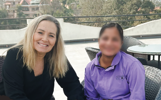 Ing-Marie tillsammans med Pabitra i Nepal,
