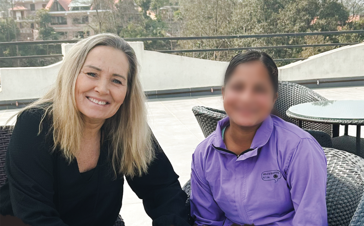 Ing-Marie tillsammans med Pabitra i Nepal,
