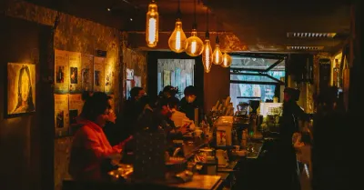 Bar Etiquette 101 | Do’s and Don’ts Every Bar Customer Should Stick To