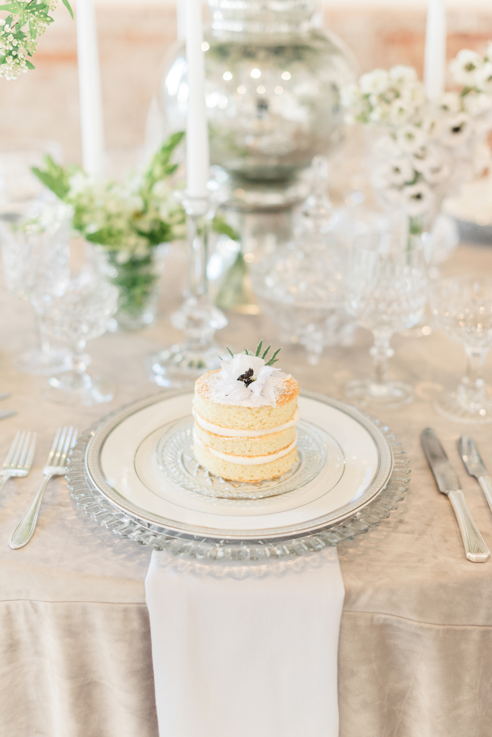 Modern and Romantic Wedding Inspiration Filled With Greenery, greenery pantone, greenery wedding inspiration, mini cake
