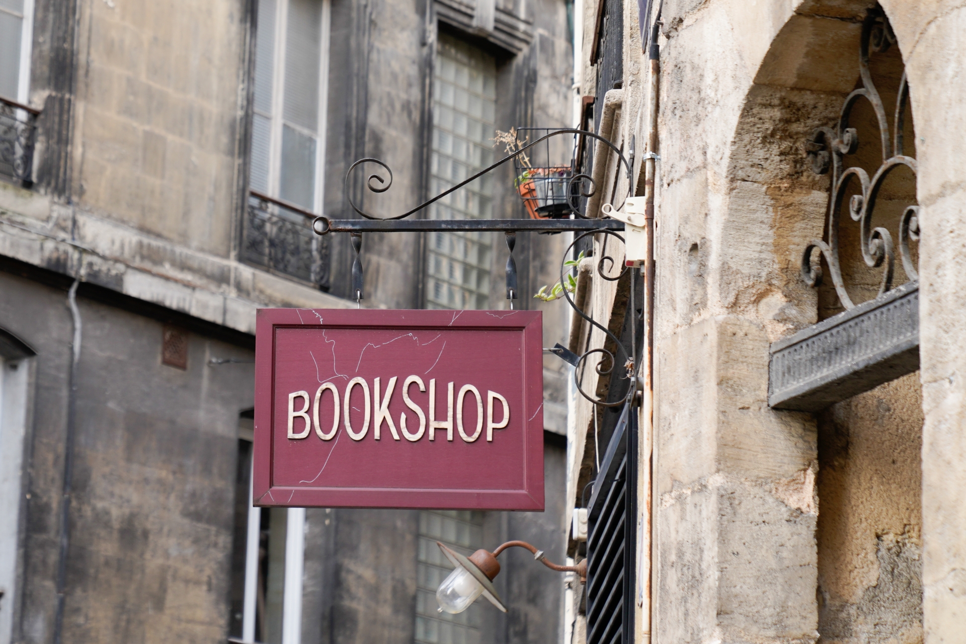Booksellers important contributors to our high streets says new report 