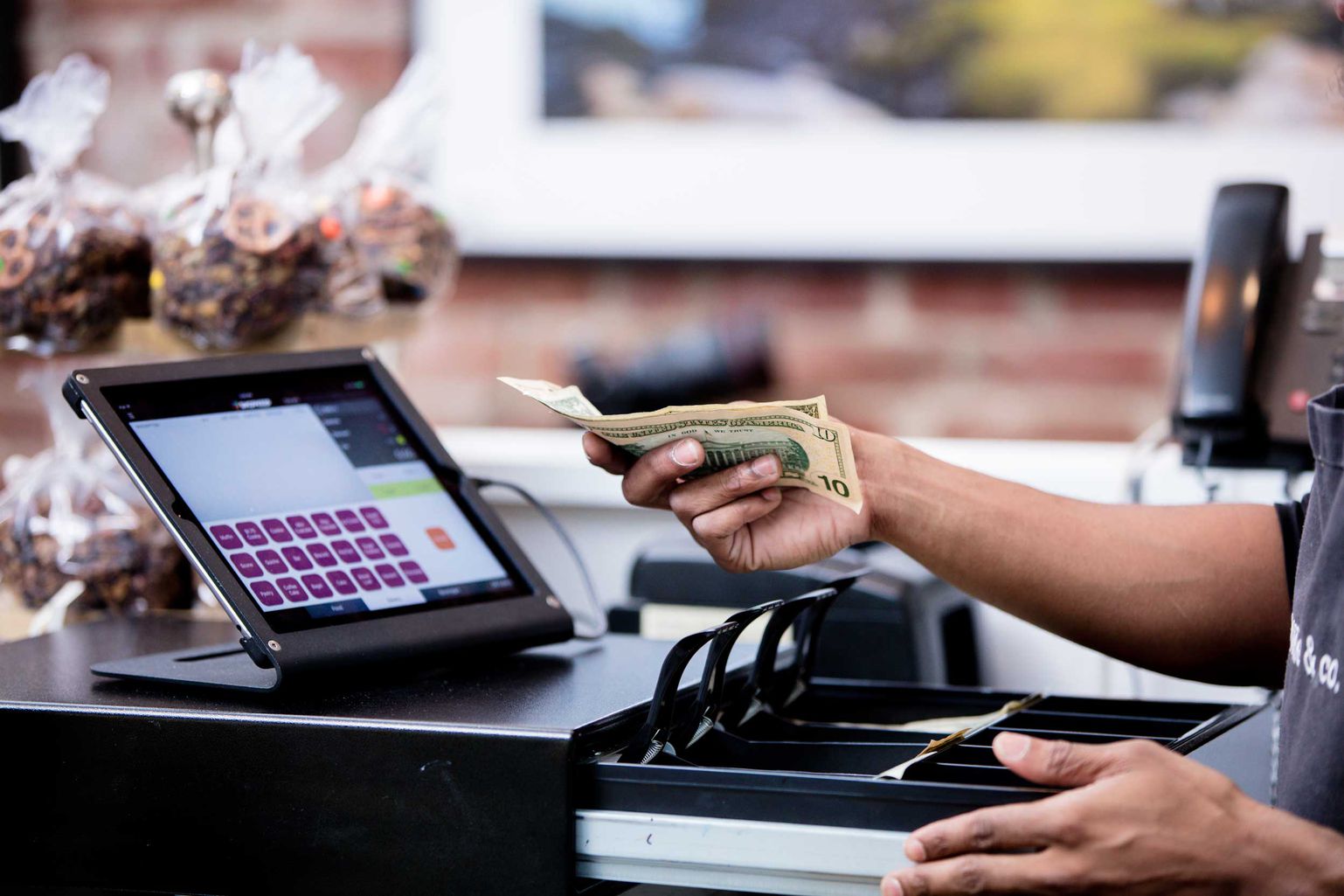 Refund point. Кассовое оборудование. Торговля касса. Касса Cash register.