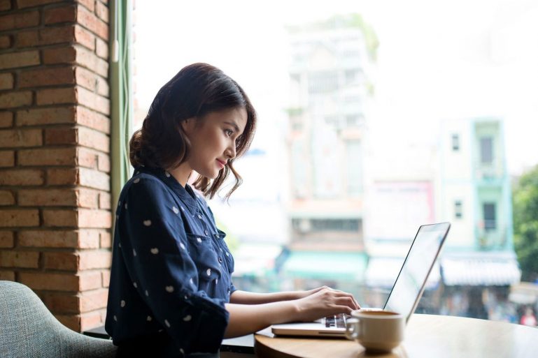 woman using QuickBooks with ShopKeep POS