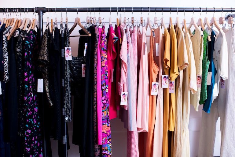 How to buy wholesale retail clothing rack