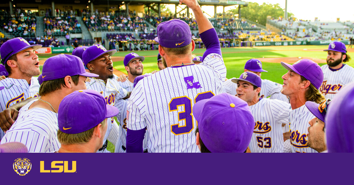 LSU Baseball on X: Wednesday Night Magic 🪄 Courtesy of @tommywhite44   / X