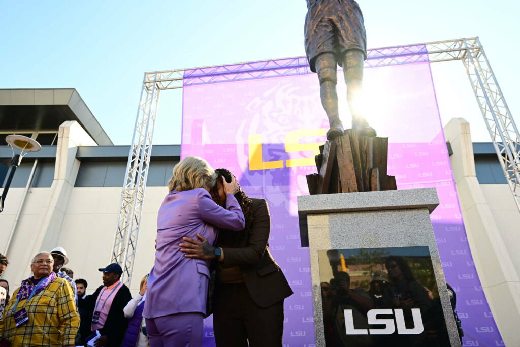 Shaquille O'Neal statue unveiled outside LSU practice facility