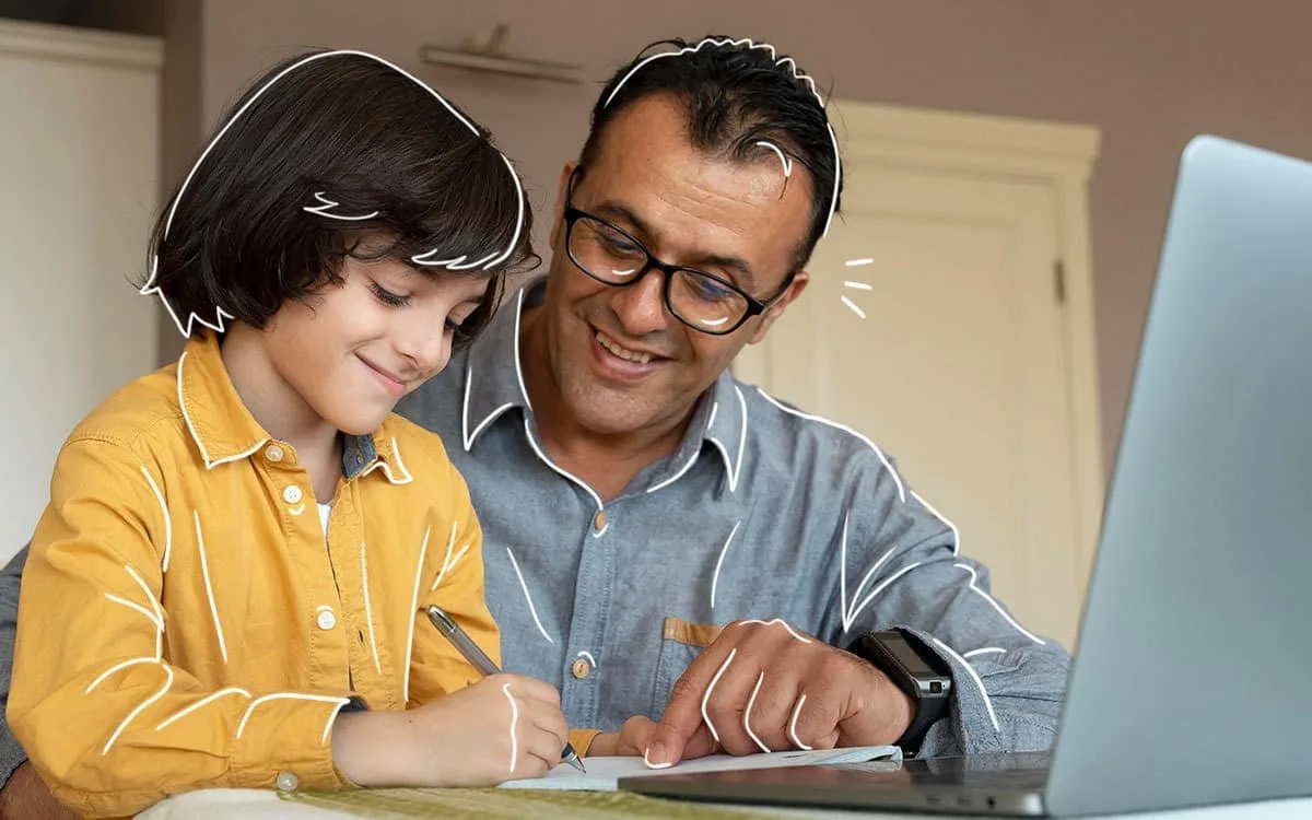 Familia practicando homeschooling en casa con dispositivos