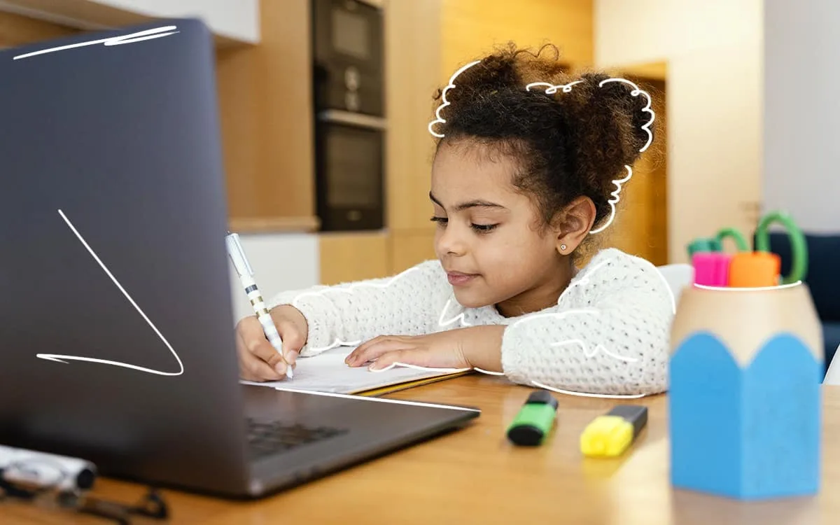 Estudiante aprendiendo con modalidad b-learning combinada