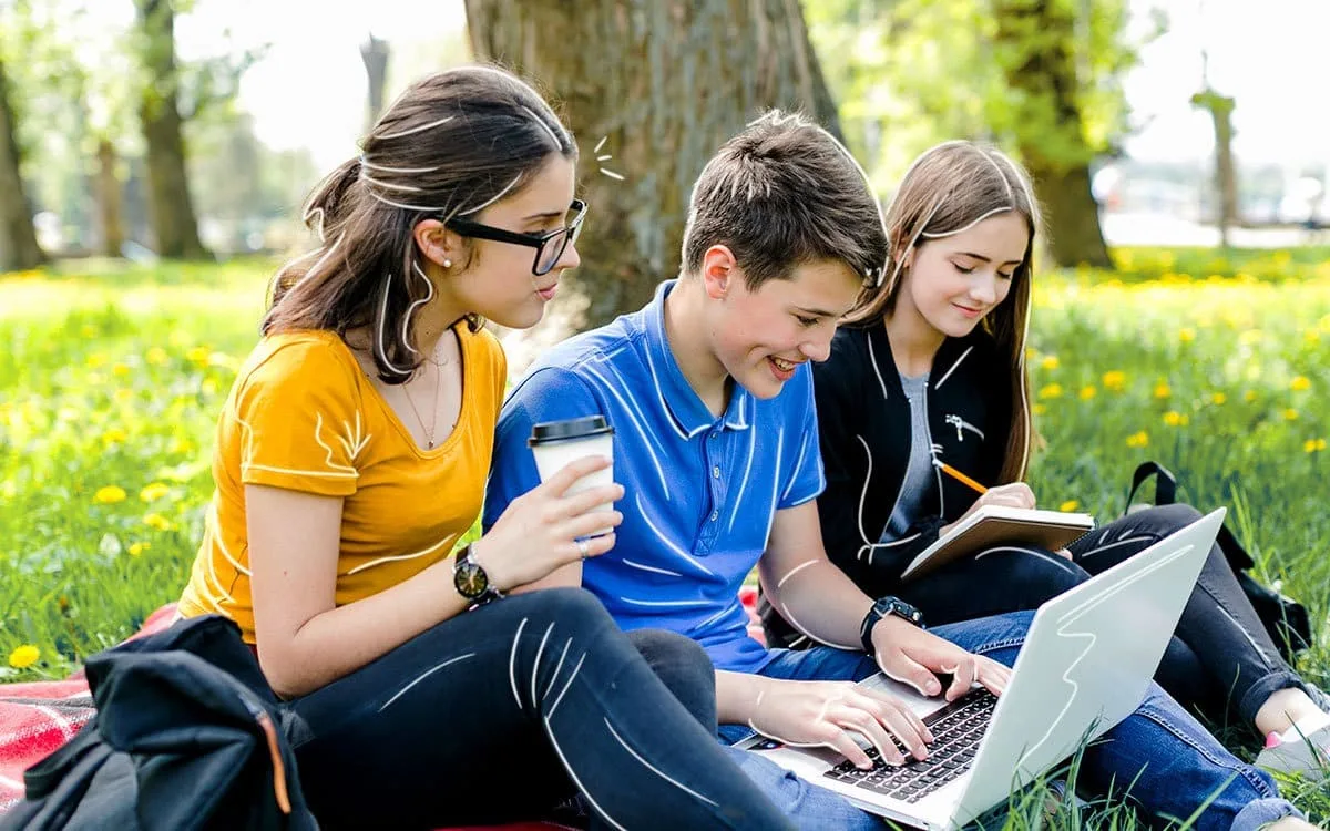 Estudiante usando plataforma de microlearning en tablet