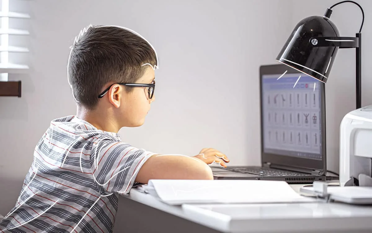 Estudiantes aprendiendo en un aula virtual con computadora