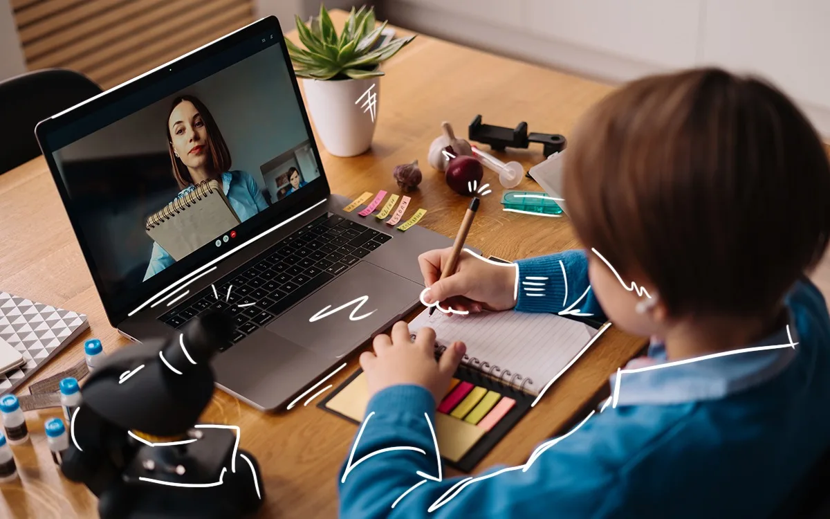 Estudiante aprendiendo con videos pedagógicos en línea