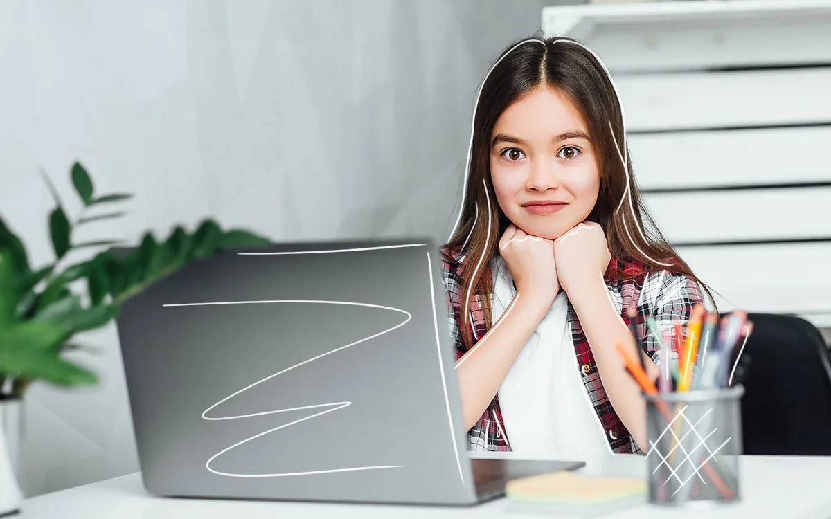 Estudiante aprendiendo en casa con computadora