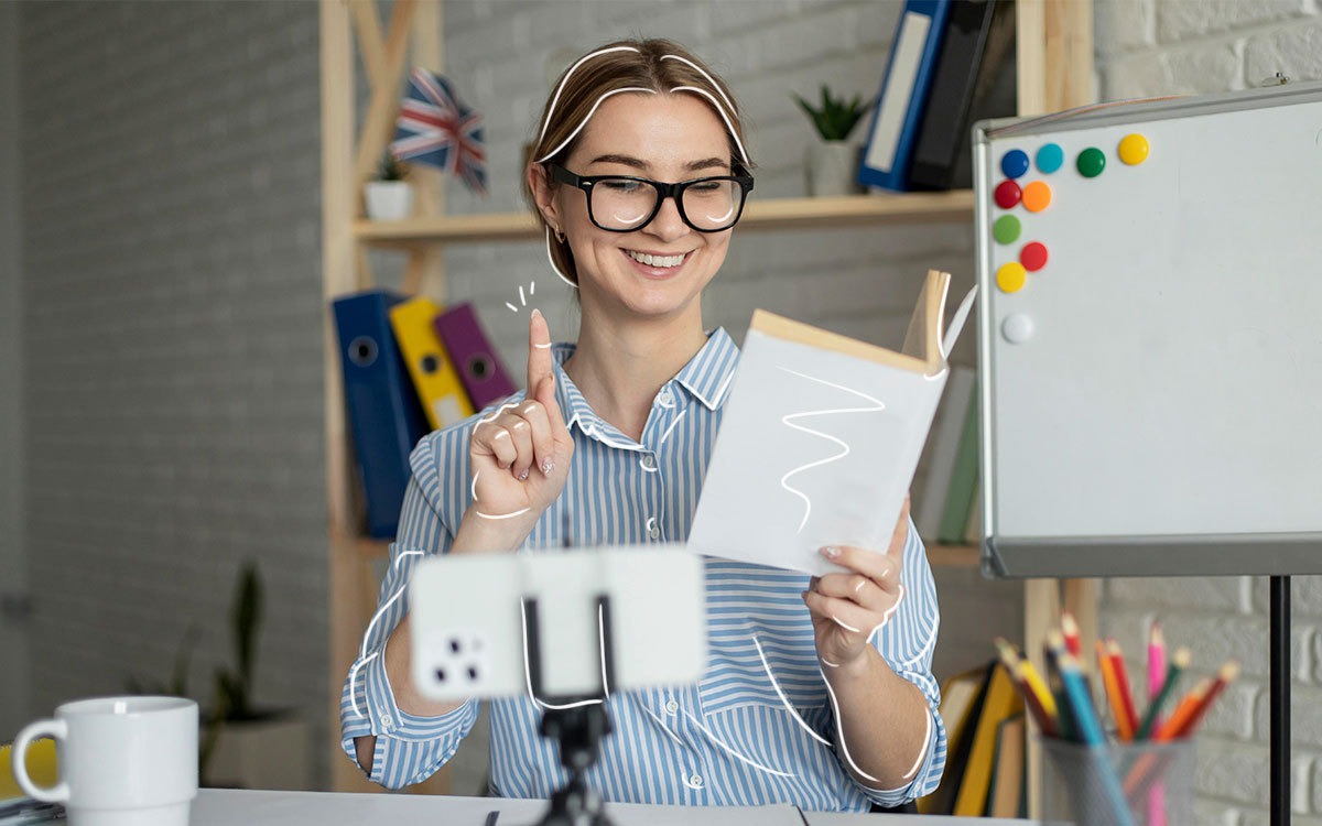 Docente diseñando curso de aprendizajes clave con estudiantes
