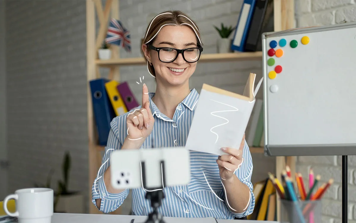 Docente diseñando curso de aprendizajes clave con estudiantes