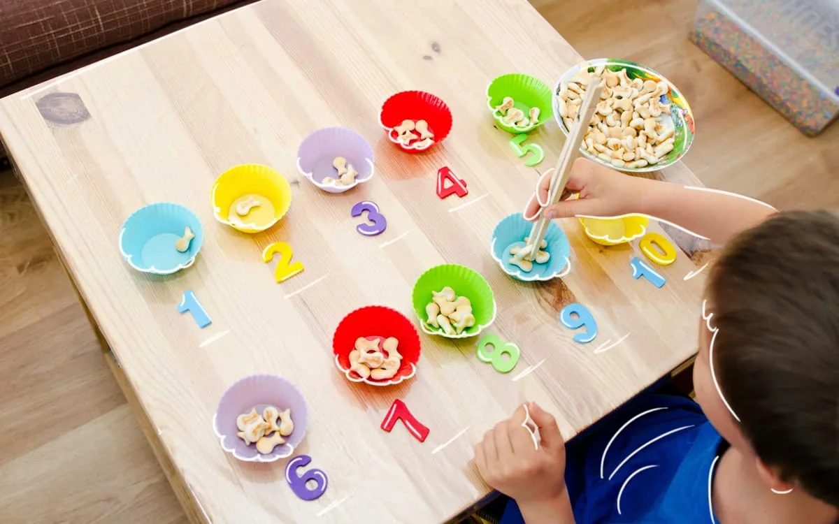 Niños aprendiendo matemáticas de forma divertida