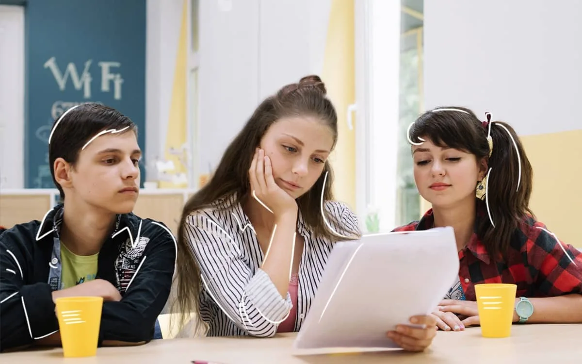 Niños aprendiendo de forma reflexiva en el aula