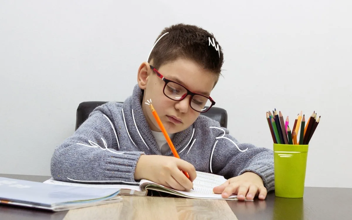 Niño aprendiendo a leer y escribir con tarjetas