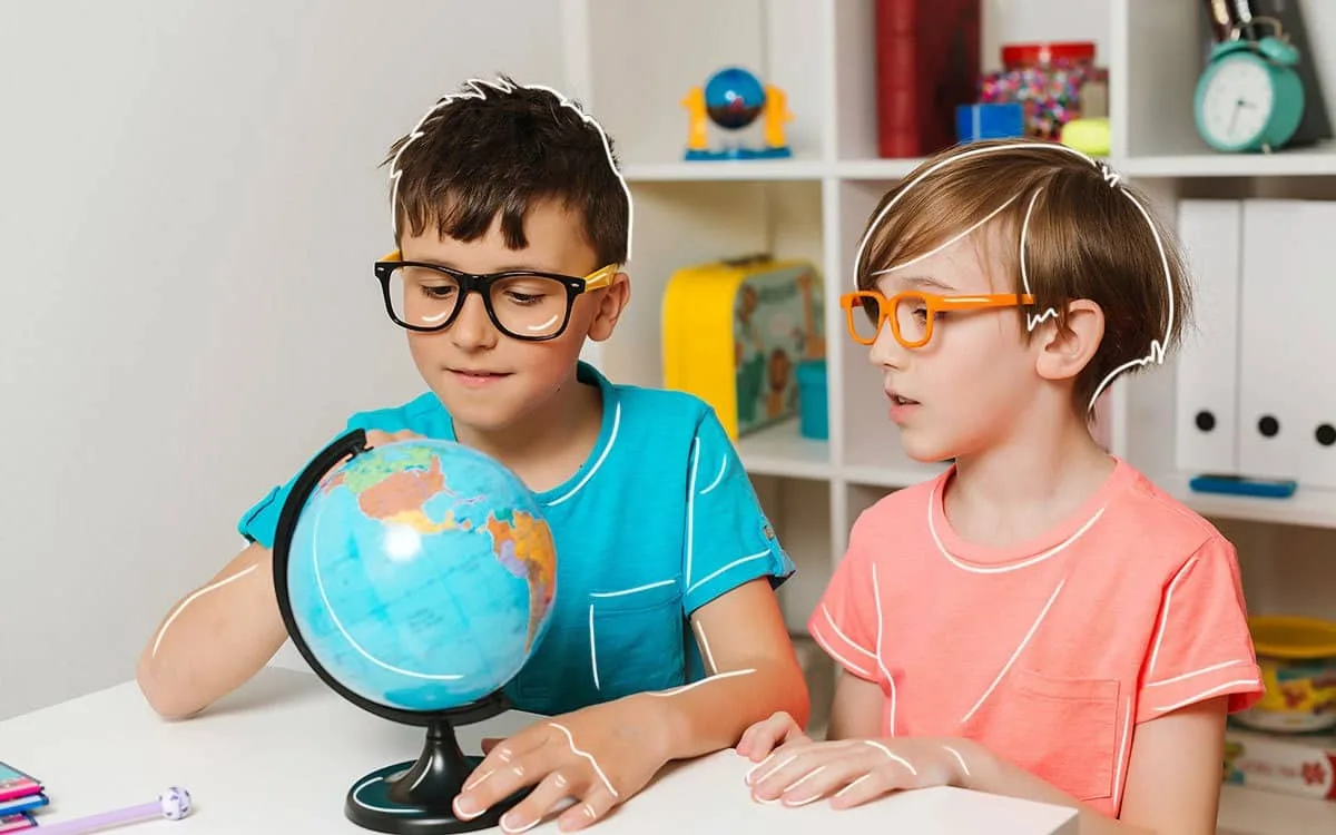 estudiantes trabajando juntos en un proyecto escolar