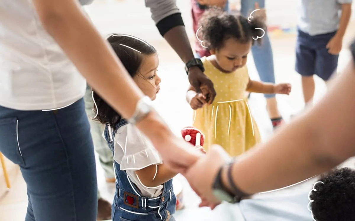 Padre e hijo aprendiendo con estrategias didácticas en casa