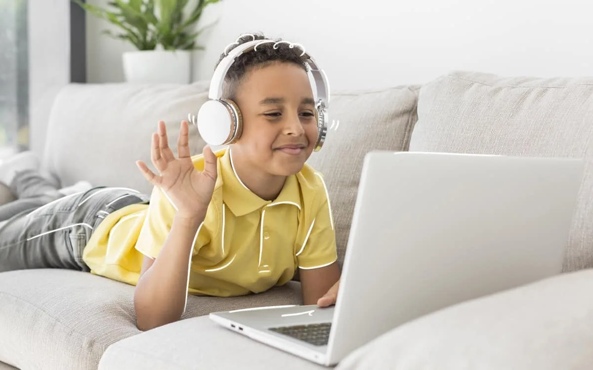 Estudiante aprendiendo mediante el estilo de aprendizaje auditivo