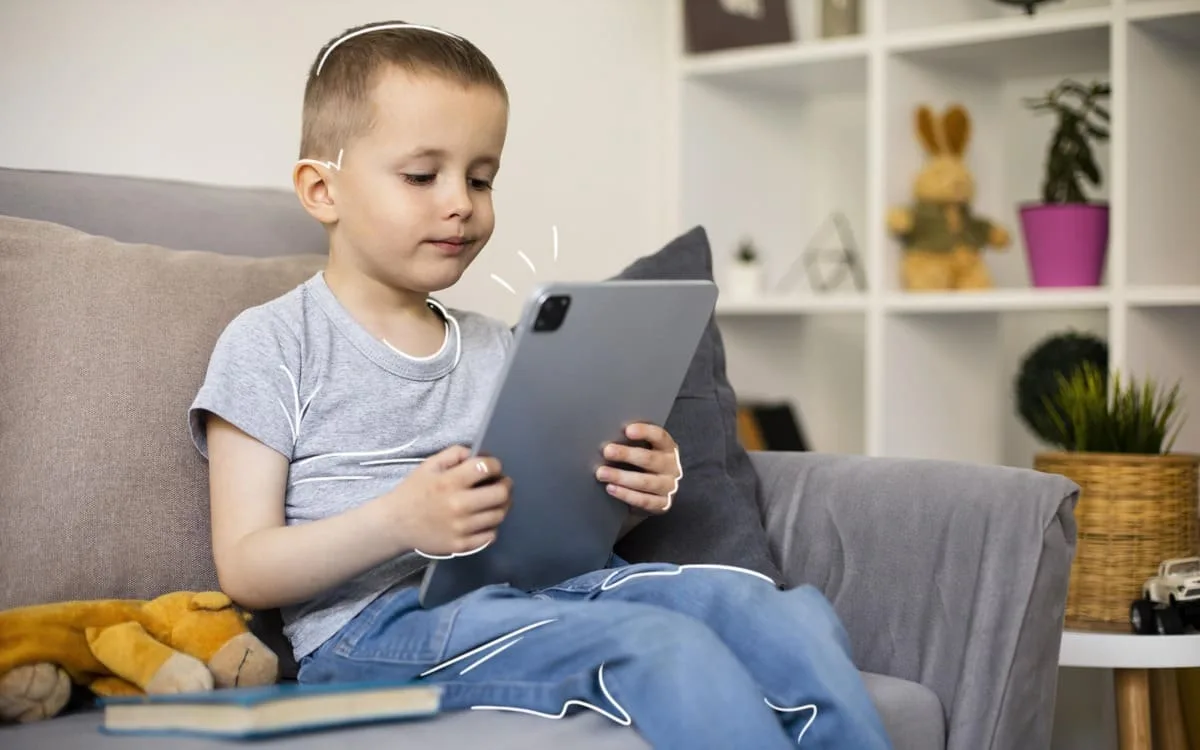 Niño aprendiendo a usar tecnología digital en clase