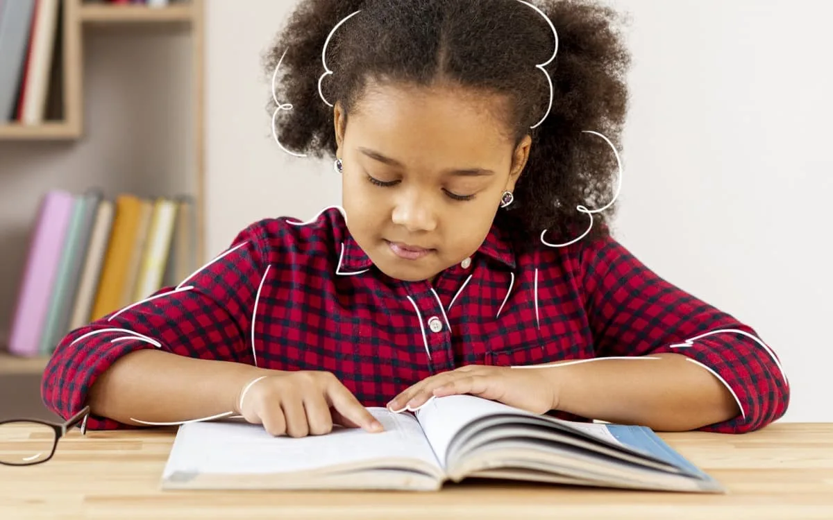 Niño aprendiendo con mapas conceptuales e imágenes