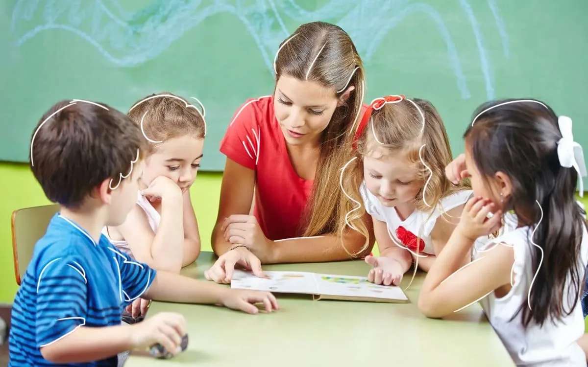 Niño aprendiendo a leer con fichas silábicas VaCaChaDaFa