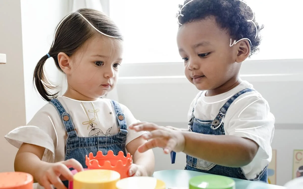 Niños aprendiendo con actividades lúdicas en preescolar