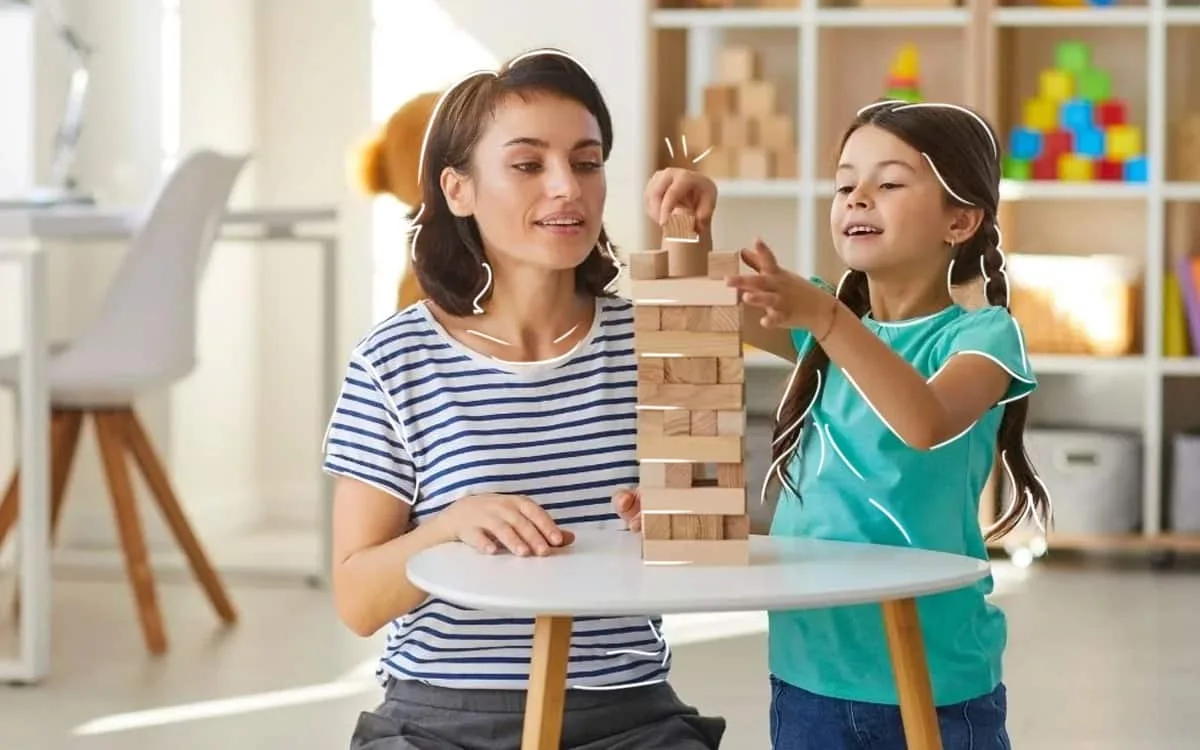Niños en abrazo grupal practicando pedagogía infantil