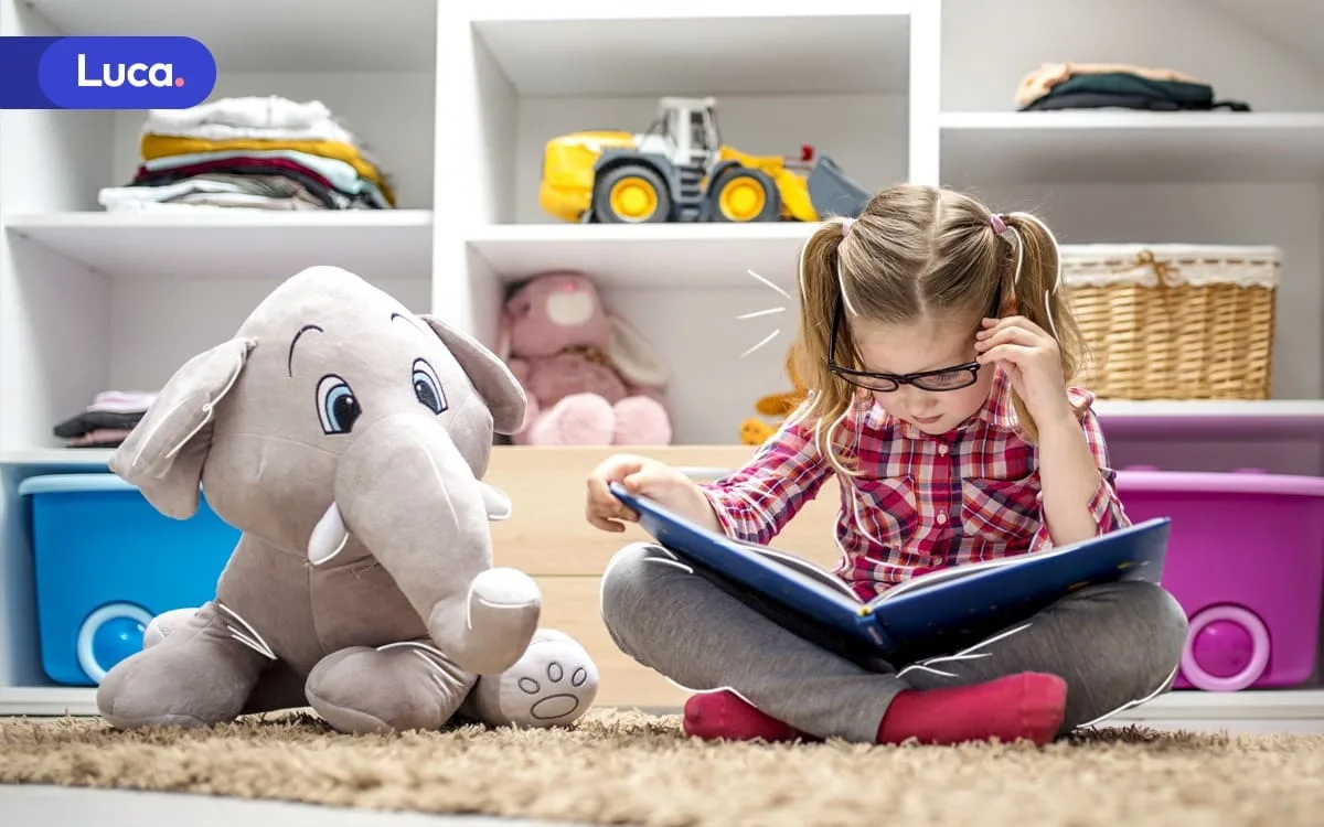 Niño aprendiendo sílabas con actividades didácticas
