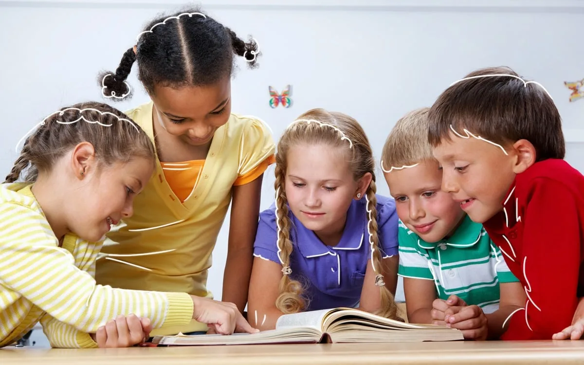 Niño aprendiendo a leer con el método ecléctico en casa