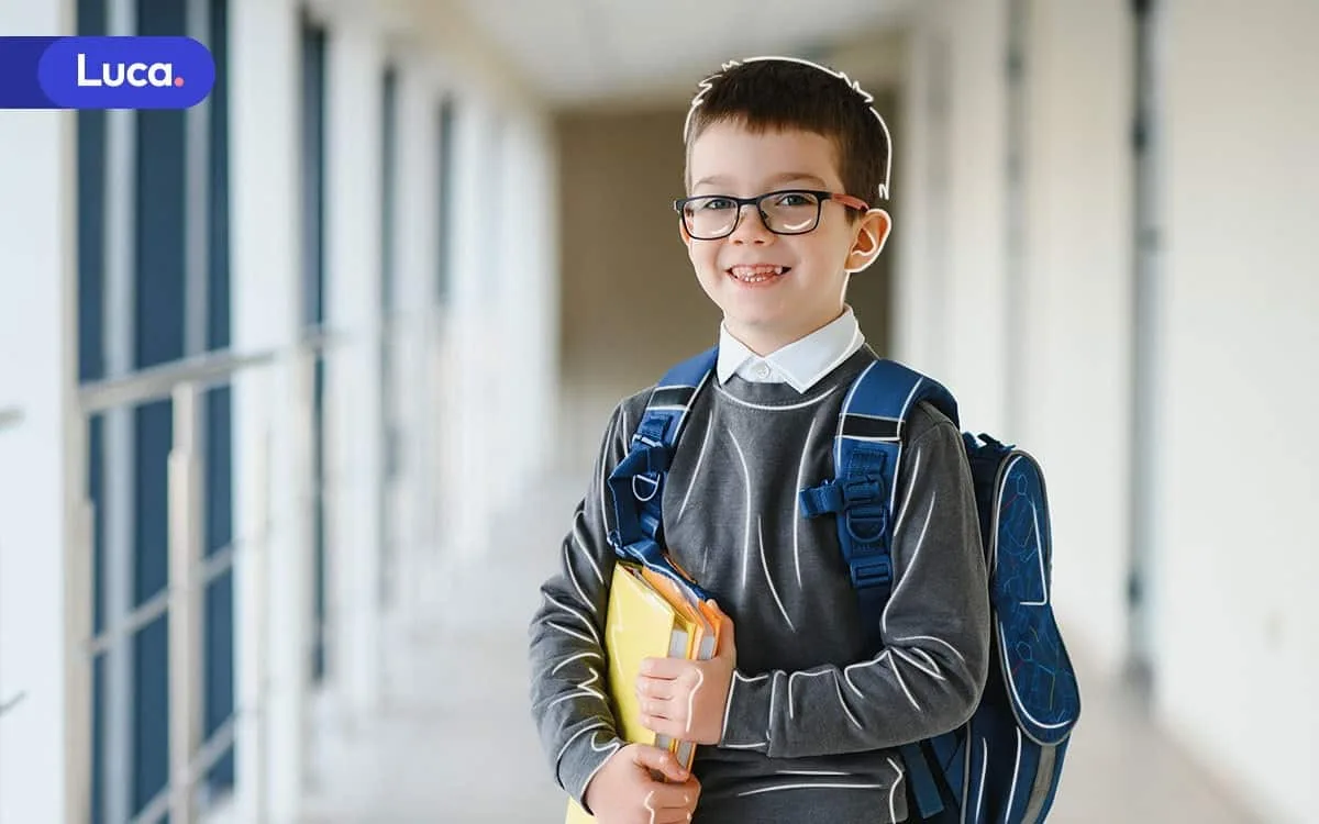 Niño estimulando su inteligencia con actividades creativas