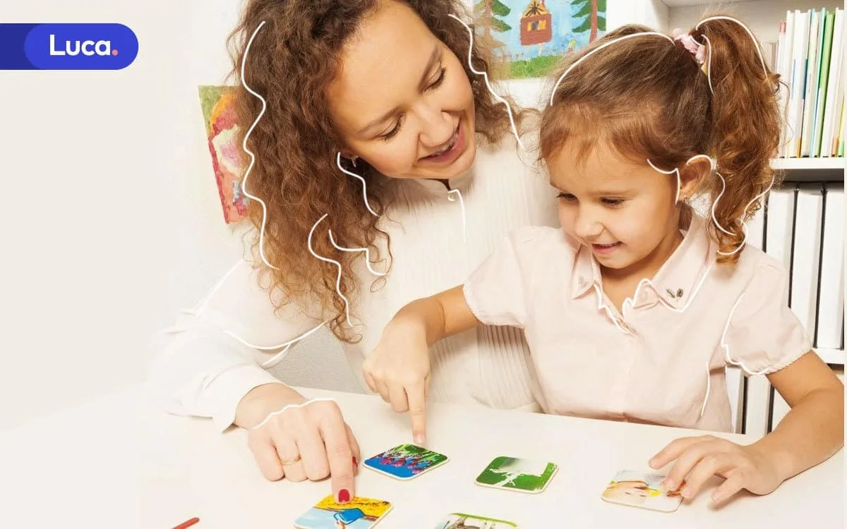 Niño aprendiendo a leer con tarjetas del método Doman