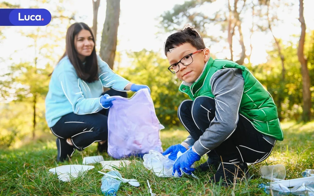 Niños aprendiendo a cuidar el medio ambiente en casa