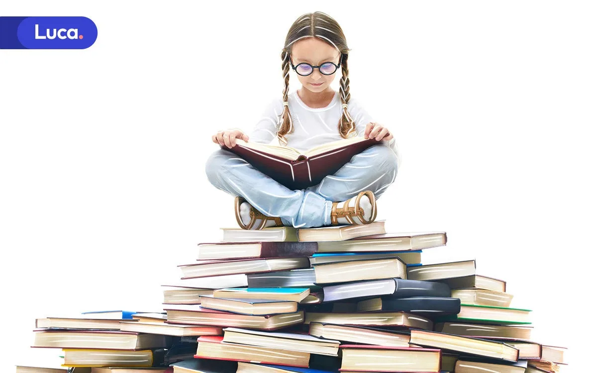 Niños leyendo libros de literatura infantil