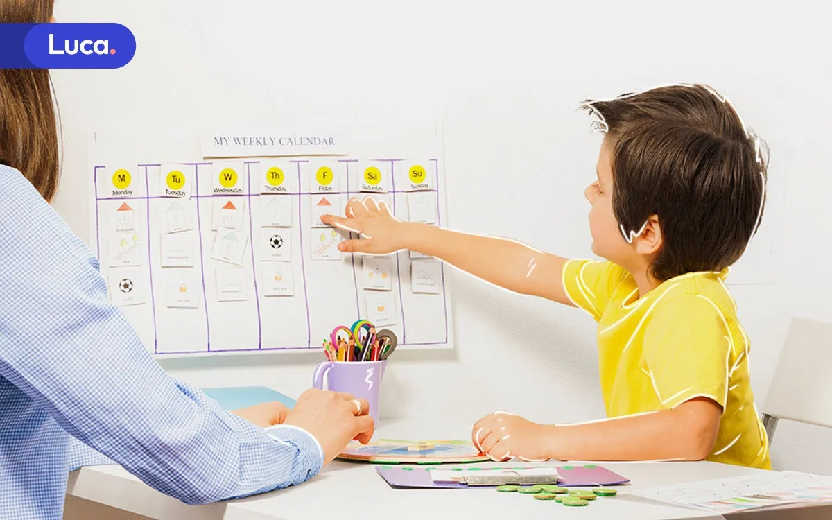 Niño organizando su cronograma de estudio en casa