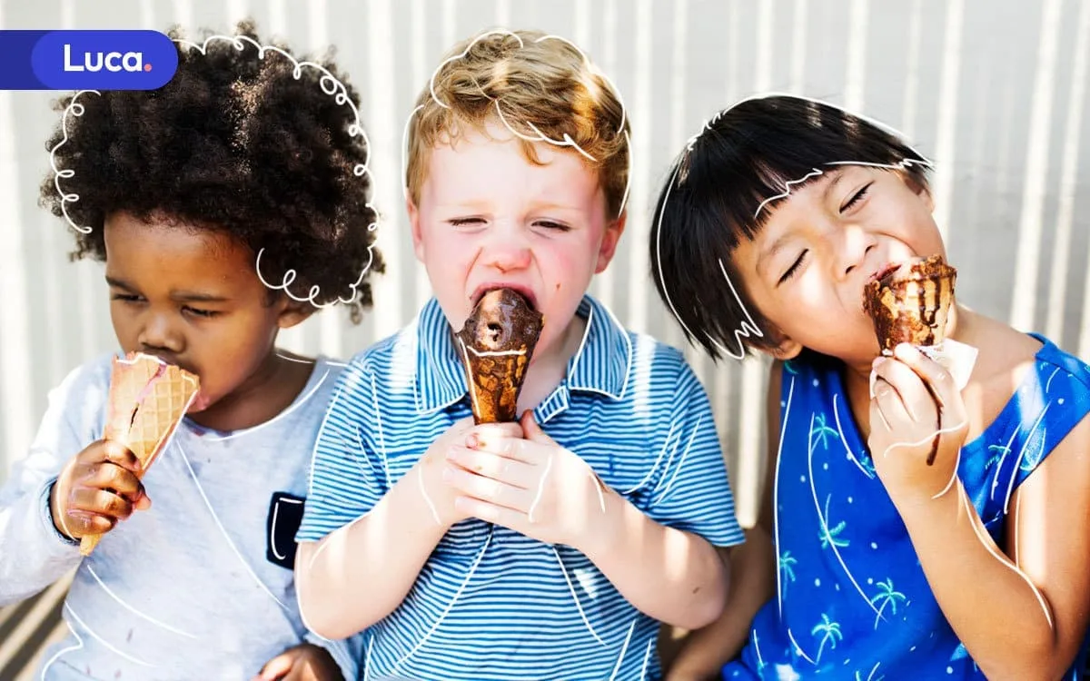 Niños formando círculo con sus manos en señal de unión