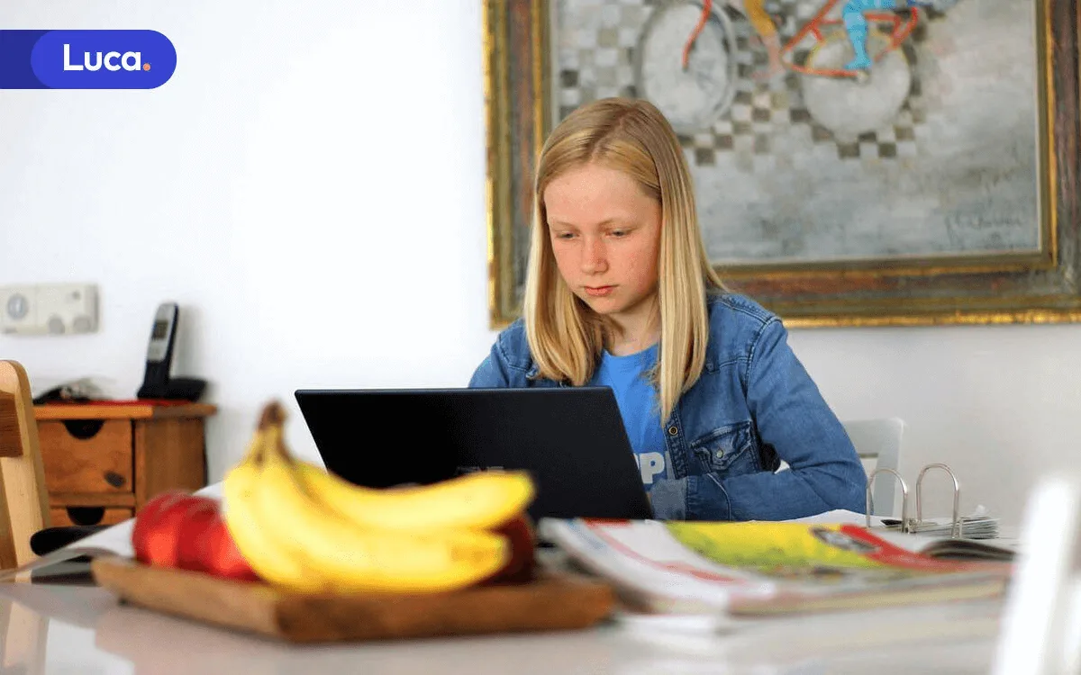 Estudiante parafraseando texto en su tarea escolar