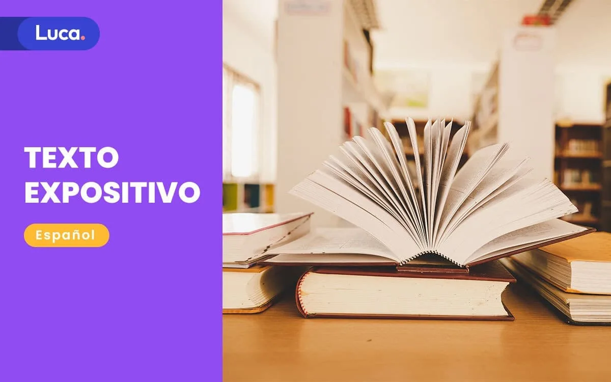 Estudiante leyendo un texto expositivo en clase