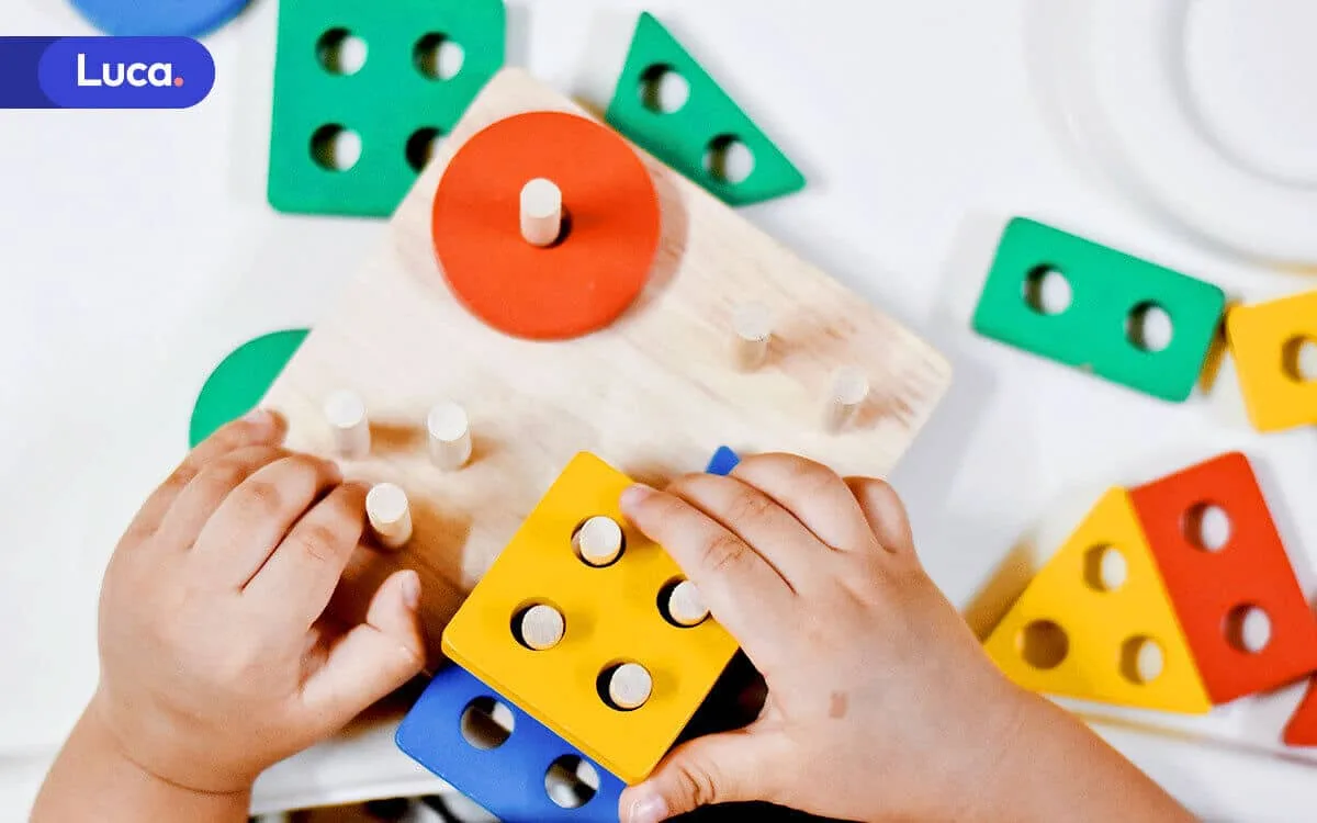 Niños pequeños jugando y aprendiendo juntos