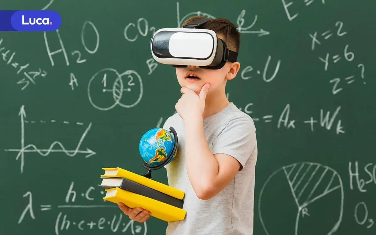 Maestra y alumnos usando tecnología en el aula