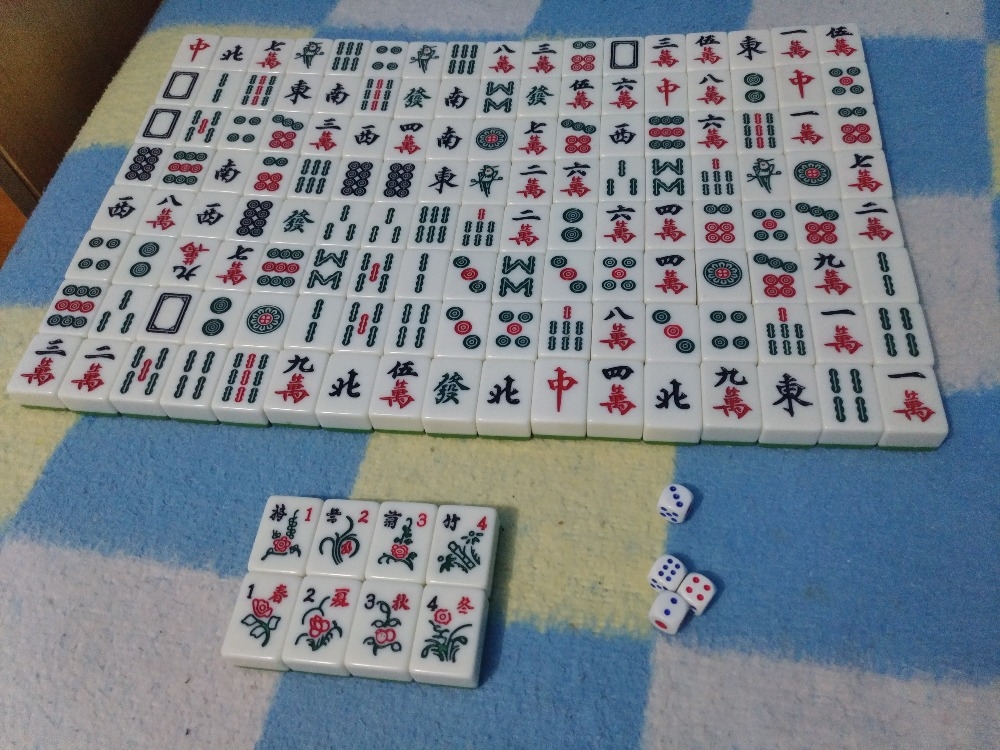 Jogo Mahjong, de origem chinesa; com peças acondicionad